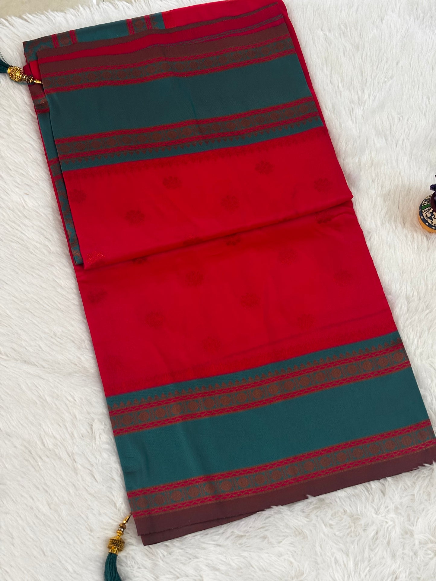 Red & Teal Dual-Tone Silk Saree with Classic Woven Border and Tassels